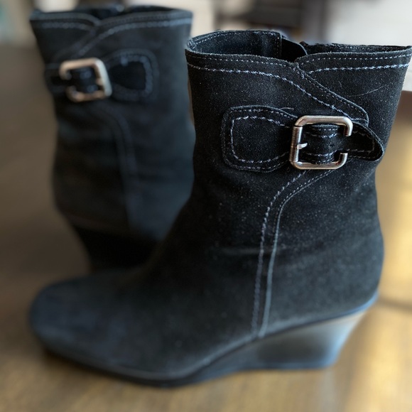 La Canadienne
Geri Waterproof Suede Wedge Bootie - Picture 7 of 11